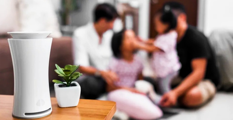 indoor air quality monitors device are on table and family are enjoying this device 